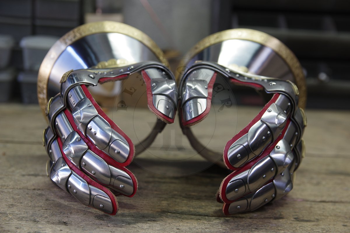 Rkawice klepsydrowe w stylu angielskim na okres bitwy pod Agincourt. Wykonane ze stali redniowglowej, hartowane i odpusczane do 42 HRC./Hourglass gauntlets in english style for battle of Agincourt period. Made of medium carbon steel, heat hardened and tempered up to 42 HRC.